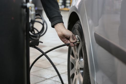 controllo pressione pneumatici
