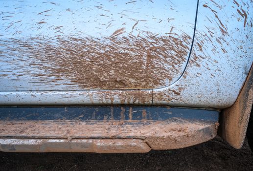 come pulire auto molto sporca